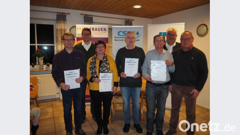 Der CSU-Ortsverband Neustadt ehrt seine Mitglieder mit Bürgermeister Rupert Troppmann (Zweiter von rechts) und Bürgermeisterkandidat Armin Aichinger (Zweiter von links). Bild: krb