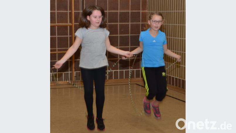 Im Rhythmus über das dünne Seil zu springen ist das bekannte Seilhüpfen von früher und kommt als Rope Skipping zurück in die Turnhallen. Bild: dob
