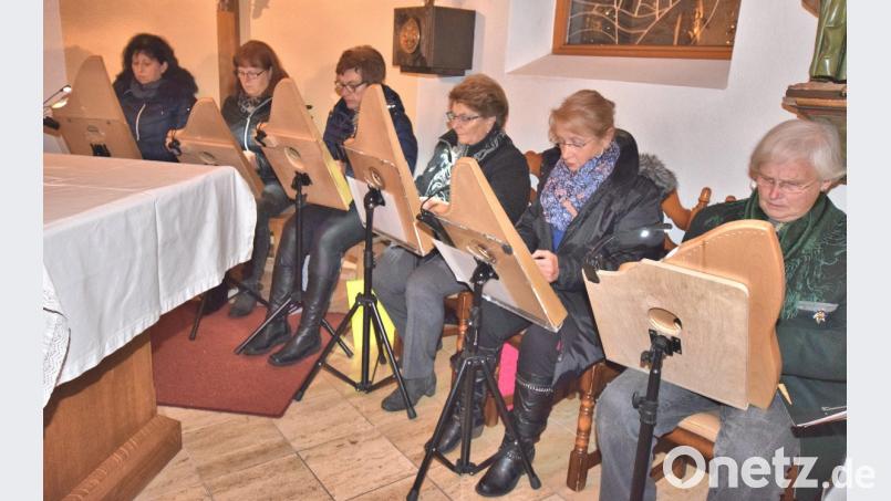 Veeh-Harfenklänge verleihen dem Adventskonzert in der St.-Johannes-Kapelle eine meditative Stimmung. Den Leiter der Illschwanger Gruppe, Helmut Kellner, vertritt an diesem Abend Hilde Englhard (rechts). Bild: no