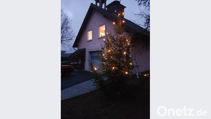 Vor dem Feuerwehrgerätehaus in Heinersreuth steht in den nächsten Wochen der erste „offizielle“ Weihnachtsbaum in der früheren Gemeinde. Im Frühjahr hatte an gleicher Stelle der Nachwuchs mit dem „kleinen Maibaum“ schon einmal das Aufstellen geübt Bild: hzi