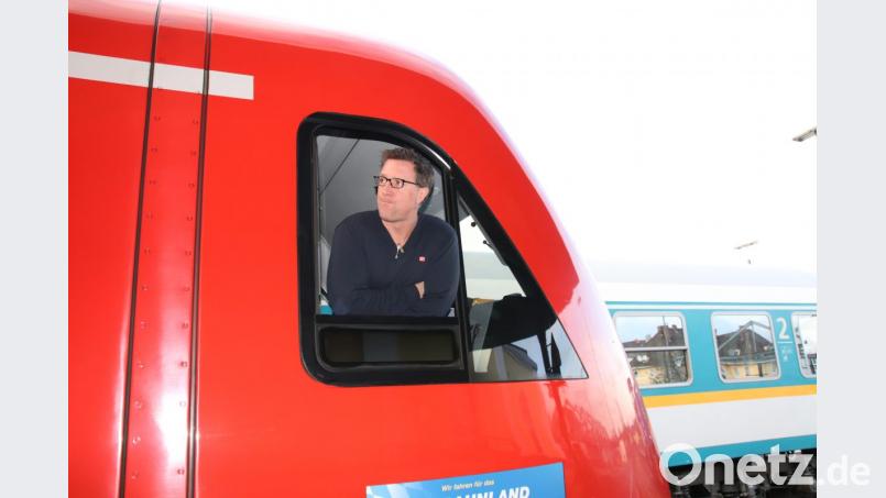 Nichts tun war auch für diesen Lokführer angesagt. Erst kurz nach 9 Uhr schaltete er den Motor seiner Lokomotive wieder ein. Bild: Thomas Dobler