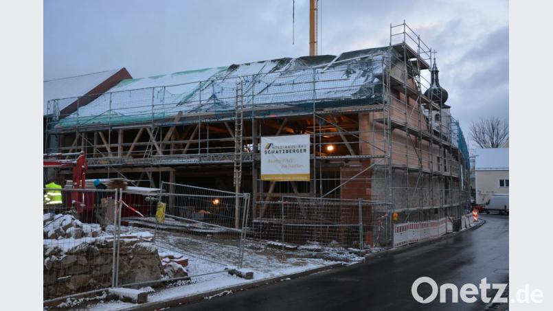 Im winterlichen Kleid präsentiert sich der Schafferhof, das derzeit teuerste Projekt der Marktgemeinde. Bis zum Frühjahr 2020 soll der Umbau in ein Info- und Begegnungszentrum abgeschlossen sein. Bild: jr