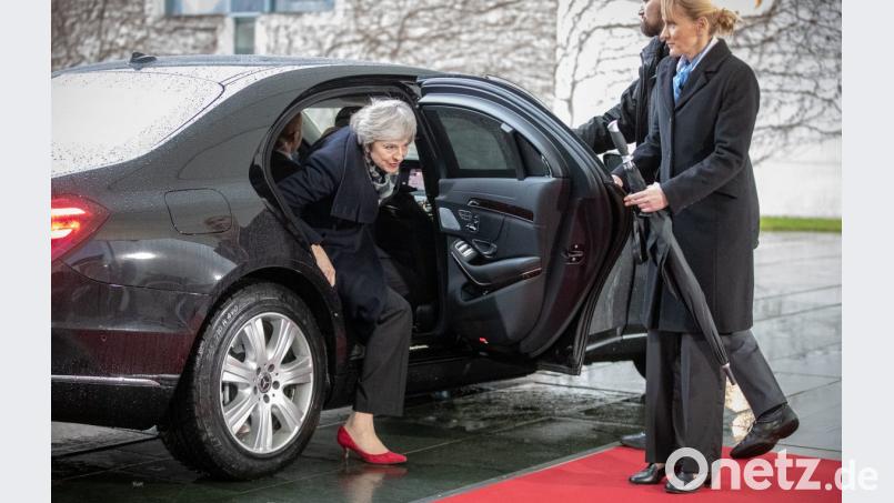 Die britische Premierministerin Theresa May steigt vor dem Bundeskanzleramt aus ihrer Limousine. May traf sich am Dienstag unter anderem mit der deutschen Bundeskanzlerin sowie dem niederländischen Regierungschef. Bild: Michael Kappeler/dpa