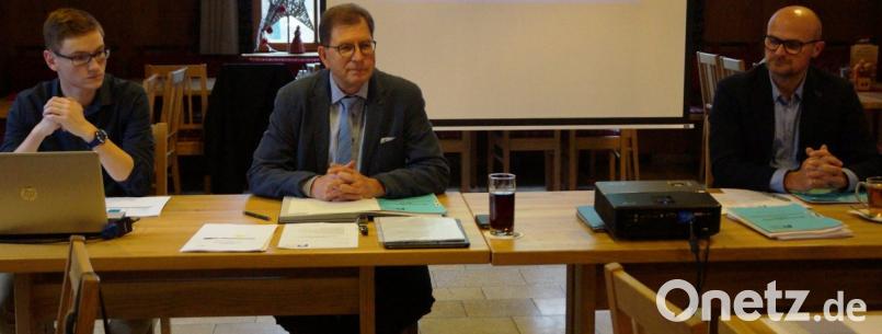 Der Vorsitzende des Zweckverbandes Nord-Ost-Gruppe, Klaus Zeiser (Mitte), gab gemeinsam mit seinem Stellvertreter Bürgermeister Maximilian Beer (rechts) und Wassermeister Johannes Brunner, einen umfassenden Bericht zur Wasserversorgung. Bild: weu