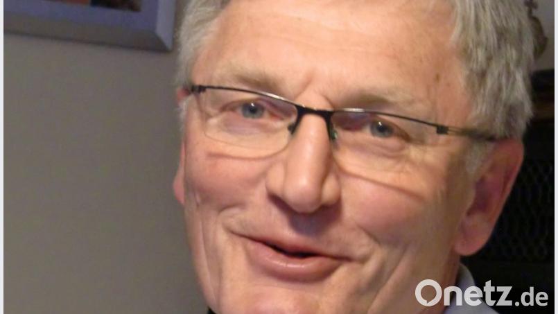 Der ehemalige Lehrer Hans Heimler dient seit über fünf Jahrzehnten ehrenamtlich der DJK Dürnsricht-Wolfring. Im März nächsten Jahres bekommt er dafür die Auszeichnung &quot;Stiller Star&quot; verliehen. Bild: Houschka
