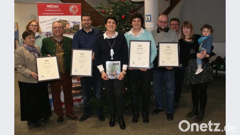 Kornthan und Muckenthal dürfen sich „Genussort“ nennen. Die Urkunden übergibt Bürgermeister Toni Dutz im Rathaus. Im Bild von links Petra Gleißner, Stefanie Maierhöfer, Bürgermeister Toni Dutz, Andreas Maierhöfer, Manuela Bächer, Elsa Bächer, Wolfgang Stock, Birgit Sailer und Jasmin Gleißner mit Söhnchen Xaver. Bild: wro
