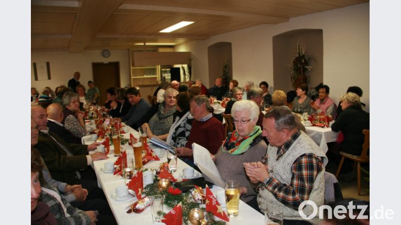 Gerne stimmen die Besucher der adventlichen Seniorenfeier in die Lieder ein. Bild: wro