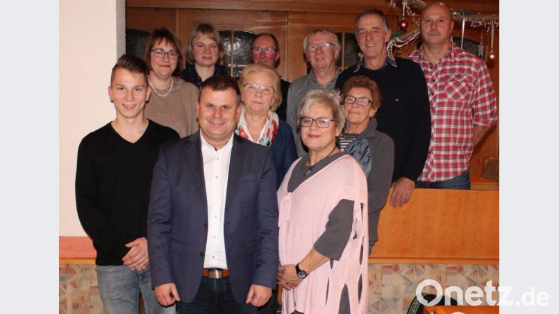 Thomas Lebegern (links) ist neuer Vorsitzender des Werbe- und Förderkreises. Er übernimmt das Amt von Gerlinde Höllerer (vorne, rechts), die den Verein 12 Jahre lang führte. Bild: Lowak