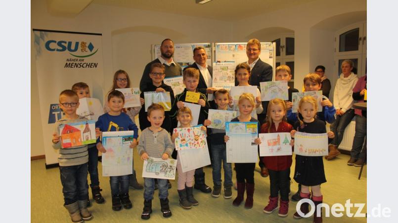 Stolz präsentieren die Kinder die von ihren gemalten und im Jahreskalender erschienen Motive. Die Kreativität der jungen Künstler würdigten (hinten, von rechts) CSU-Ortsvorsitzender Adolf Hammer, Bürgermeister Norbert Eckl und Werner Gabler, Schriftführer des CSU-Ortsverbandes Teunz. Bild: frd
