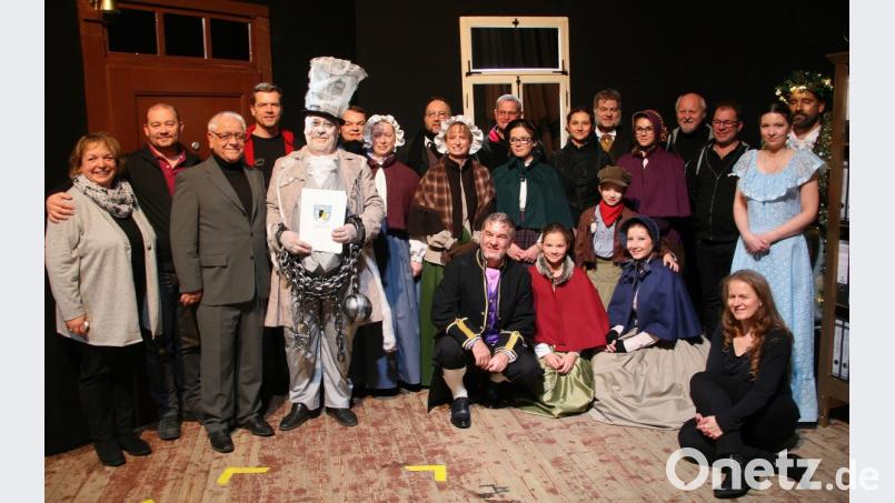 Thomas Meyer (Fünfter von links) spielt seit vier Jahrzehnten Theater. Dafür wird er im Auftrag des Deutschen und Bayerischen Amateurtheaterverbandes von Kurt Rodehau (Dritter von links) und Jürgen Bauer (kniend links) ausgezeichnet. Das Ensemble gratuliert dem Kollegen. Bild: wro