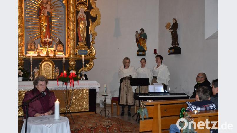 Aufmerksam lauschten die Besucher den Weihnachtsgeschichten in Oberpfälzer Mundart von Helene Rolle und umrahmt von der Gesangsgruppe „Triangel“ aus Waldthurn unter Leitung und am Piano von Hans-Josef Völkl in einer besinnlichen Stunde in der Ortskirche Burgtreswitz. Bild: gi