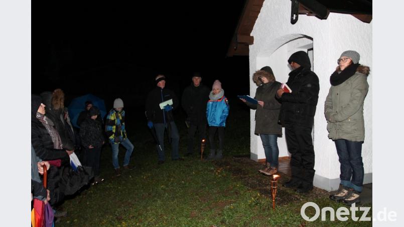 Anja Thalhauser, Pfarrer Julius Johnrose und Marianne Meckl (von rechts) stimmen auf Weihnachten ein. Bild: pi