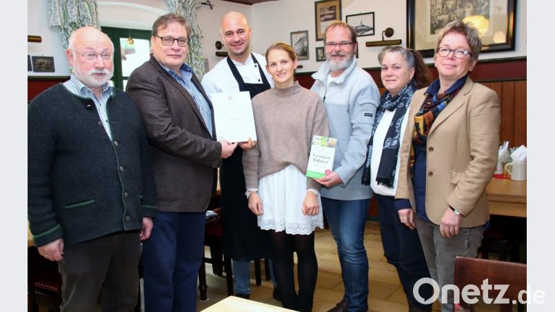 Eine Urkunde für das Nittenauer Wirtspaar Christoph und Anna Jakob (Mitte) macht darauf aufmerksam, dass der Brauereigasthof Jakob im neuen „Slow-Food-Genussführer“ als empfehlenswert vorgestellt wird. Die Restauranttester rund um Ralf Hartleb (Zweiter von links) überreichten diese Tage Auszeichnung und Buch. Bild: Thomas Dobler