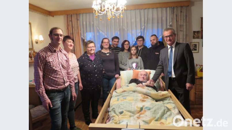 Bürgermeister Werner Nickl (rechts) und viele Familienmitglieder (links) gratulieren Wilhelm Greger zu seinem 90. Geburtstag. Bild: jzk