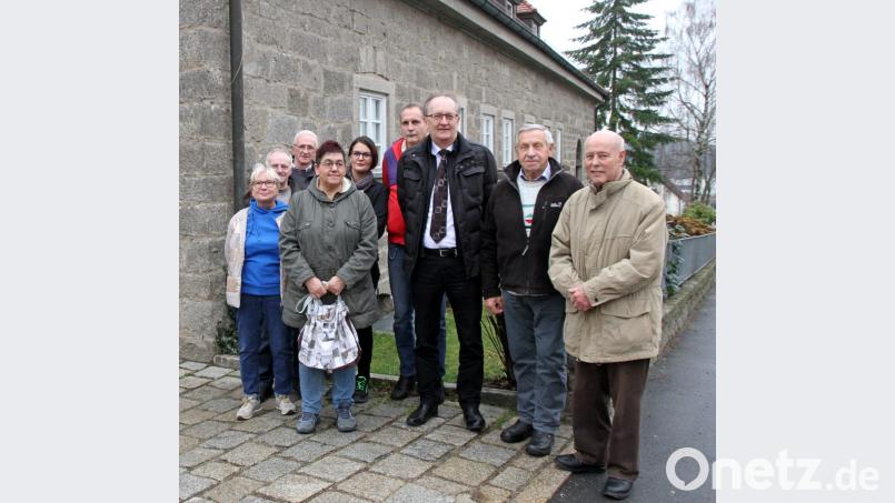Zusammen mit Vorstandskollegen und KAB-Mitgliedern freute sich Franz Völkl (rechts) über die Zusage von Josef Wismet (Dritter von rechts). Er kommt auch 2019 wieder in die Grenzgemeinde zur kostenlosen Beratung. Bild: nm