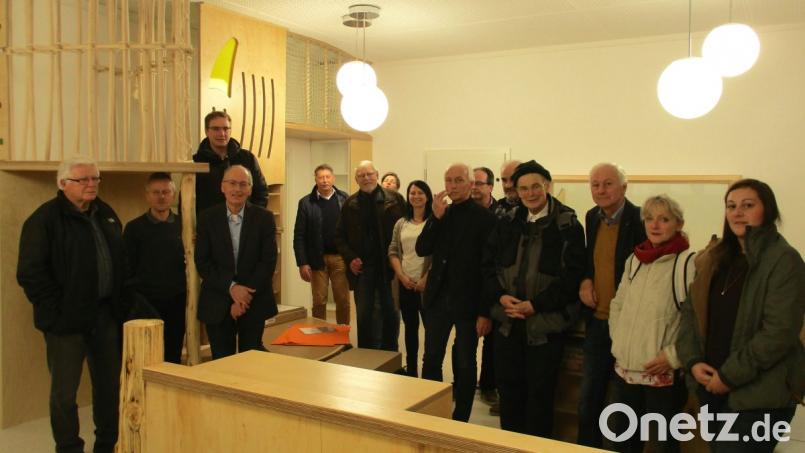 Bürgermeister Peter König (Siebter von rechts) und seine Kollegen aus dem Gemeinderat haben die frisch sanierten Räume des Kindergartens im Kinderhaus St. Josef in Neusorg besichtigt. Auf dem Foto ist ein Teil der Einrichtung des neuen Intensivraum zu sehen. Kindergartenleiterin Daniela Burger (Achte von rechts), Innenarchitektin Maja Rüsch (ganz hinten) und Pfarrer Riedl (Vierter von rechts) erläuterten dem Gremium das Konzept sowie die Details der verschiedenen Räume und Bereiche, die saniert und teilweise auch umgebaut wurden. Bild: kkl