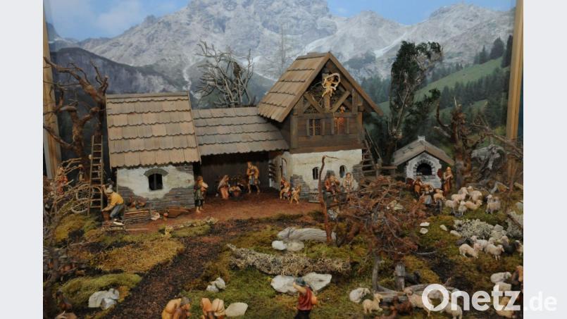 Eine Krippe im alpenländischen Stil ist heuer der Blickfang im Eingangsbereich des Landratsamts. Bild: Hollederer, Christine