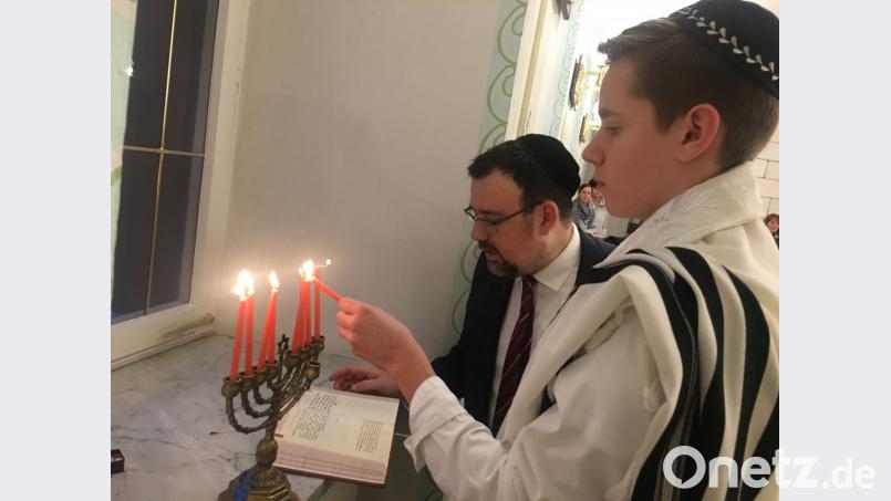 Noah darf während des Gebets in der Synagoge die Kerzen anzünden. Rabbiner Elias Dray leistet ihm dabei Gesellschaft. Bild: san