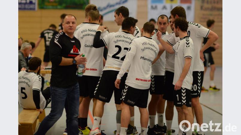 Jubel bei der HSG Nabburg/Schwarzenfeld und Trainer Christian Zachmann (links): Gegen den Nachbarn SG Naabtal sprang ein 27:23-Sieg heraus. Bild: ham