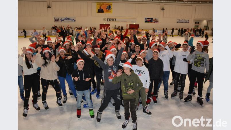 Viele Besucher waren am Samstag mit roten Zipfelmützen auf dem Eis unterwegs. Bild: jr