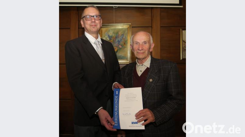Vorsitzender Peter Roithmeier (links) zeichnete Martin Schloder (rechts) für 70-jährige Treue zum Sozialverband VdK aus. Bild: Hirsch