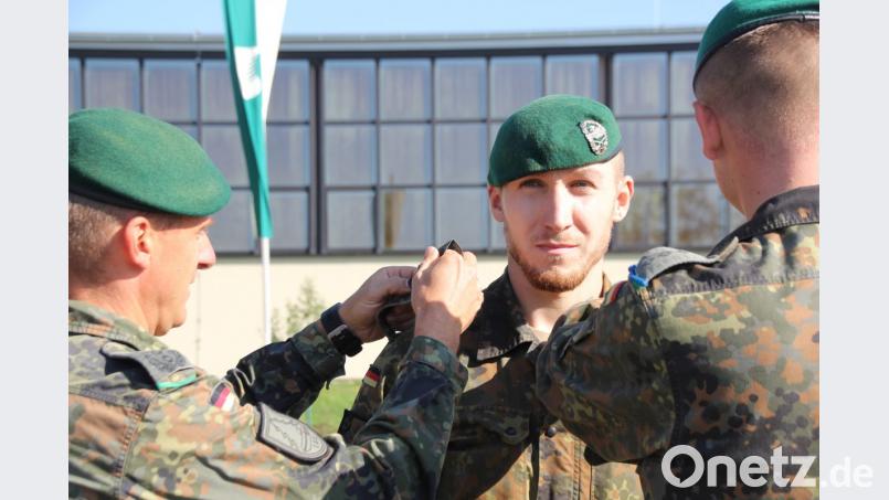 Dieser Kamerad ist vom Stabsunteroffizier zum Feldwebel befördert worden. Bild: frd