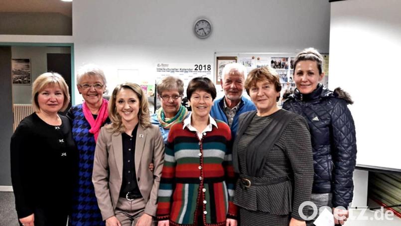 Elizaveta Smyslova (Dritte von links) bleibt Vorsitzende des Vereins Bürgertreff. Bei den Neuwahlen sprechen die Mitglieder auch allen anderen Vorstandsmitgliedern erneut das Vertrauen aus. Bild: exb