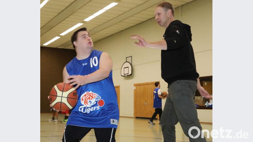 Michael Gotz (links) hat den Korb im Blick. Trainer Peter Hranicka (rechts) gibt den passiven Verteidiger. Bild: Gerhard Götz