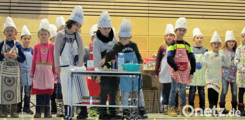 Bei dem Singspiel "In der Weihnachtsbäckerei" zeigen die Kinder der Grundschule ihr großes Engagement, mit dem sie sich in den Wochen zuvor auf ihren Auftritt vorbereitet haben. Der Applaus ihren Eltern und Großeltern ist ihnen gewiß. Bild: mez