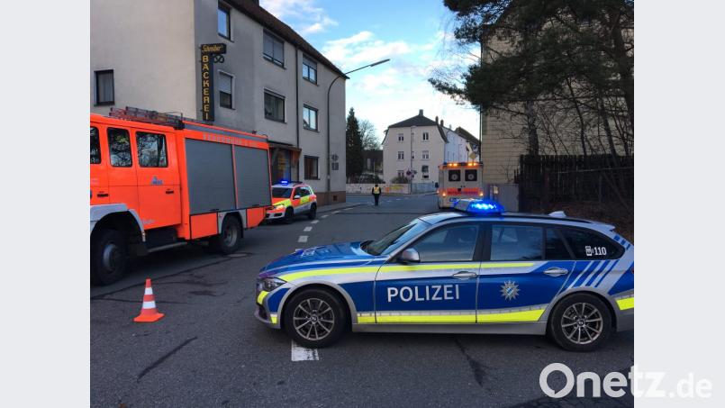 Einsatzwagen versperrten den Weg rund um die Straße Am Alten Dorf, um den Rettungskräften die Arbeit zu ermöglichen. Bild: Gabi Schönberger