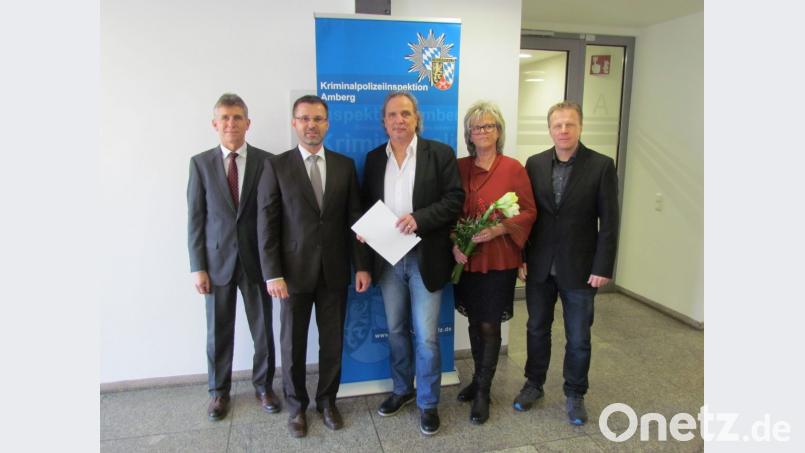 Wechsel bei den Rauschgift-Experten der Amberger Kripo: Deren stellvertretender Leiter Günter Grießhammer und KPI-Chef Gerhard Huf verabschiedeten Ambergs obersten Rauschgift-Ermittler Bernhard Kelsch, hier mit Monika Kelsch-Konschak, und begrüßten seinen Nachfolger Peter Badewitz. Bild: KPI Amberg