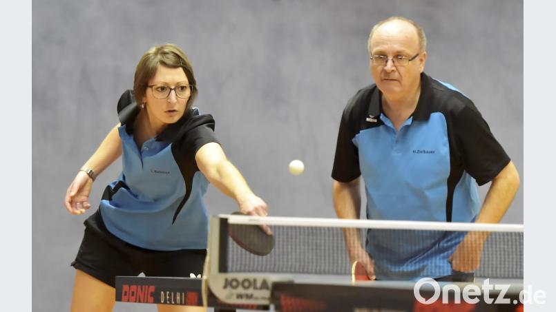 Im Doppel unterlagen für den TV Amberg Lisa Belmer (links am Ball) und Harry Zielbauer gegen Johann Kammerl/Silke Riedhammer von der DJK SV Steinberg II mit 1:3. Bild: blg