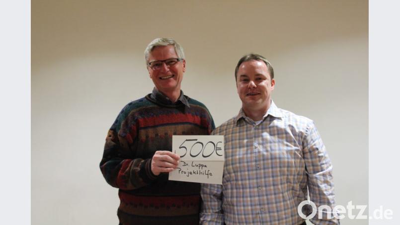 Der Vorsitzende der Projekthilfe, Ulrich Siebenbürger (links), freut sich über die 500-Euro-Spende, die ihm Matthias Wollmann vom Sachausschuss Mission, Entwicklung und Frieden überreicht. Bild: ads