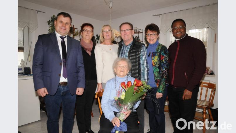 Margarete Dietl feiert den 98. Geburtstag. Bürgermeister Karlheinz Budnik (links) überbringt die Glückwünsche der Stadt, Pfarrvikar Edwin Ozioko wünscht Gottes Segen. Die Kinder Klara, Waltraud und Lothar mit seiner Frau Maria (ab Zweite von links) wünschen alles Gute. Bild: bey