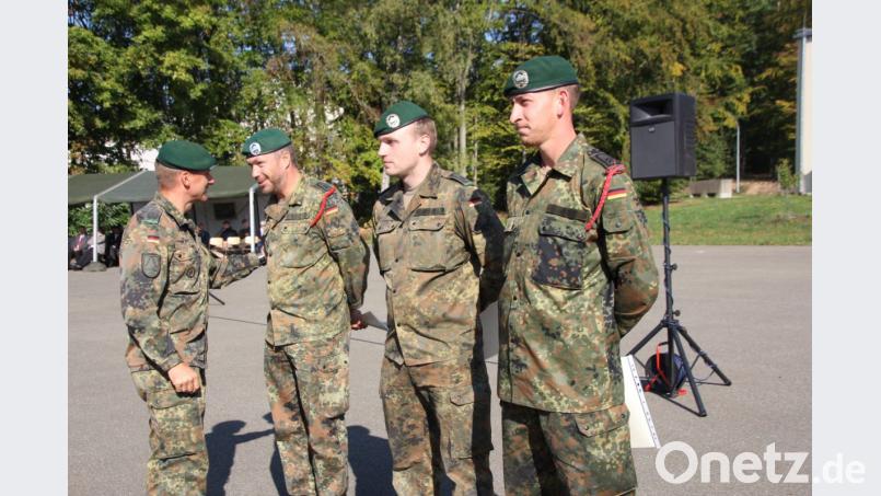 Diese drei Hauptfeldwebel sind von OTL Christoph Huber zu „Berufssoldaten“ ernannt worden. Bild: frd