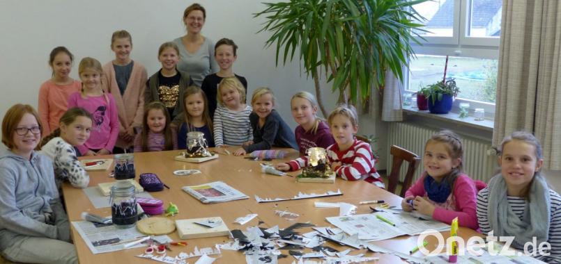 Silvia Schmid freute sich über das große Interesse am Bastelkurs, bei dem Dekoratives für die Advent- und Weihnachtszeit entstand. Bild: lgc