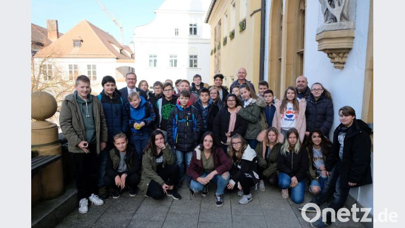 Ein besonderer Tag für die Dreifaltigkeits-Mittelschüler. Statt ins Klassenzimmer geht es ins Rathaus und dort auf den Balkon. Bild: Stadt Amberg