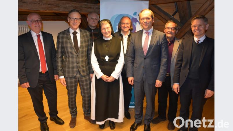 Der Vorstand des Fördervereins „Welterbe Klosterlandschaft Waldsassen – Stiftland“ mit (von links) Dr. Anton Hochberger, Vorsitzendem Bernd Sommer, Karl-Hans Hofmann, Äbtissin Laetitia Fech, Harald Hertel, Hans-Jörg Schön, Manfred Brunner und MdL Tobias Reiß. Bild: jr
