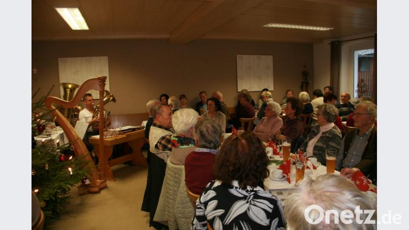 Die adventliche Seniorenfeier im Poppenreuther Gasthof „Grüner Baum“ ist gut besucht. Bild: wro