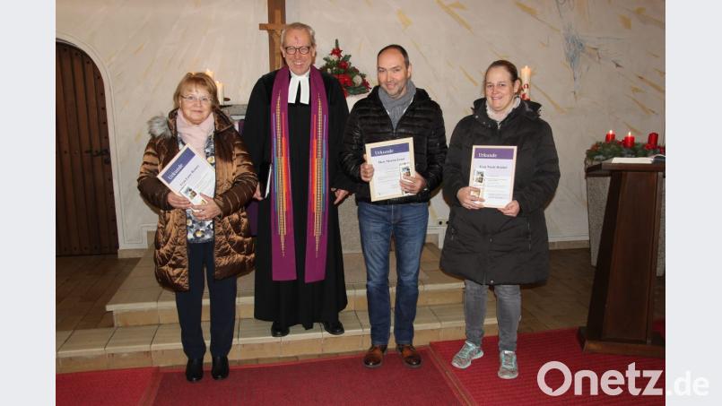 Luise Renner, Martin Ernst und Nicole Reichl wurden aus dem im Kirchenvorstand verabschiedet. Bild: ral