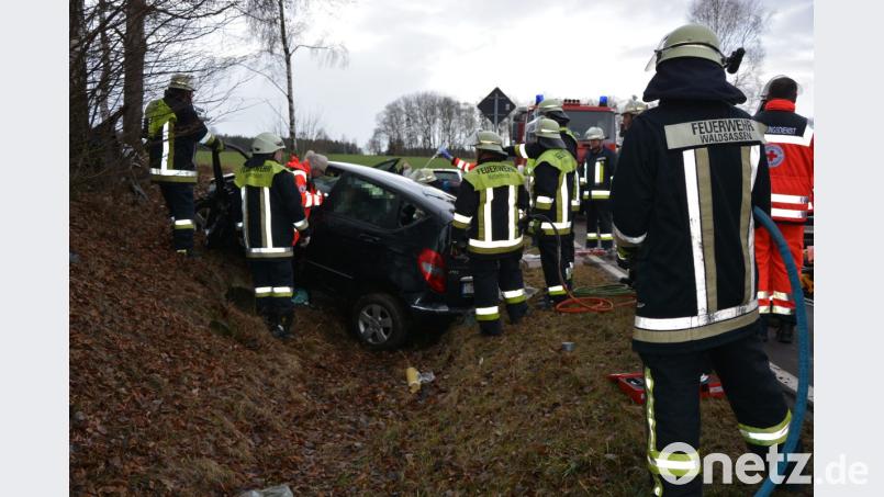 Rettungskräfte versorgen den verunglückten Fahrer, den die Feuerwehren aus dem Autowrack befreien. Bild: jr