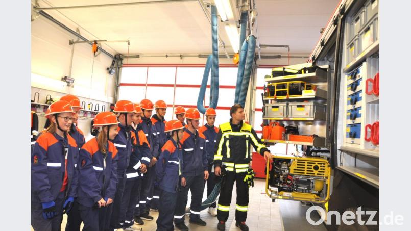 Jugendwart Johannes Zangl (rechts) informiert am Schnuppertag zuerst die Jugendlchen über die vielen Gerätschaften im Einsatzauito der Feuerwehr. Bild: es