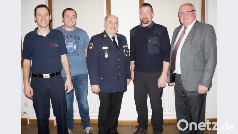 Kreisbrandinspektor Richard Fleck (Mitte) und Bürgermeister Heinz Weigl (rechts) stellten bei der Kommandantendienstversammlung den neuen Kreisbrandmeister Peter Killermann (Zweiter von rechts) vor. Der gastgebende Kommandant Ferdinand Roßmann und sein Stellvertreter Mathias Stöhr (links) boten ihren Kollegen in den Ortsteilen ihre Hilfe an. Bild: weu