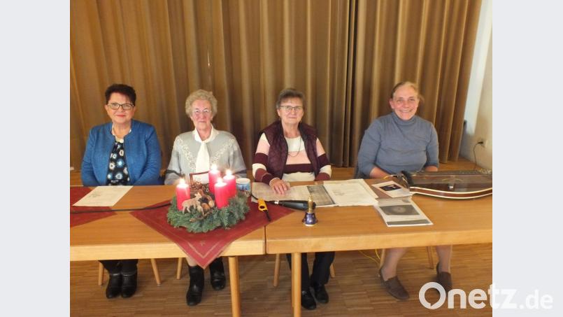 Marita Kuchenreuther (vli.), Maria Sondermeier, Christa Schiener und Michaela Philbert stimmen die Senioren bei der Adventsfeier auf das Weihnachtsfest ein. Bild: soj