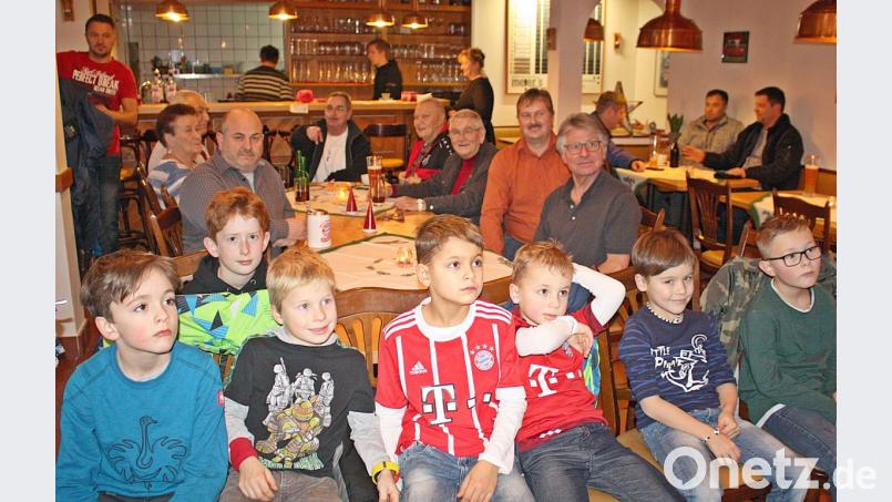 Voll ist das Bräustüberl nach dem Einbau der TV-Anlage mit der großen Leinwand. Auch die Jüngsten finden sich ein, um ihren Vorbildern beim Fußballspiel zuzuschauen. Bild: zer