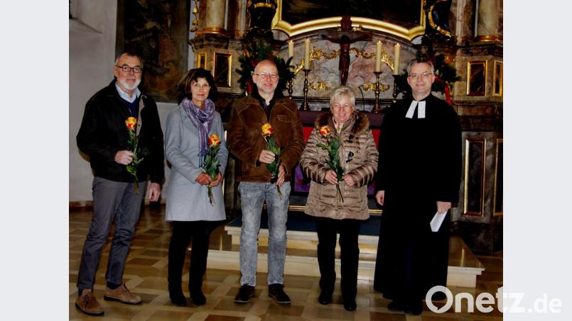 Pfarrer Markus Vedder verabschiedet mit Worten des Dankes: Renate Pickel, Udo Holweg, Ruth Poppel und Werner Heyer (von rechts). Die ebenfalls ausscheidende Sabine Seibold war verhindert. Bild: ds