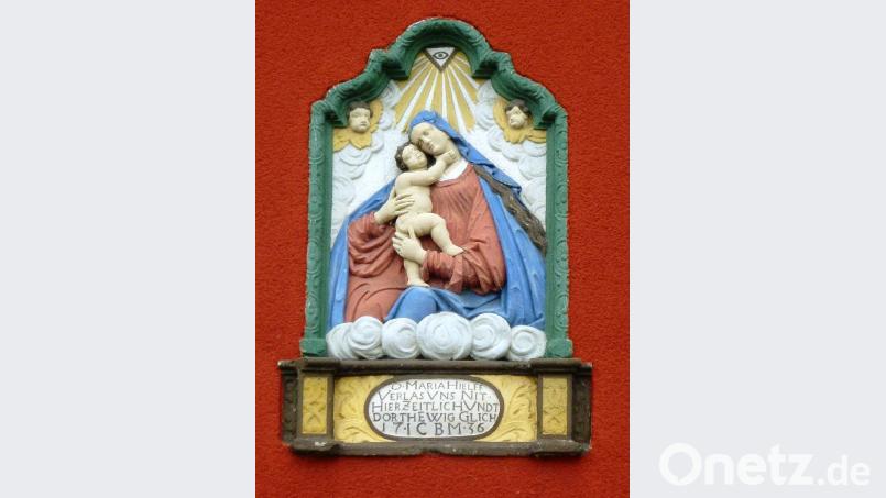 Aus dem 18. Jahrhundert stammt das farbig gefasste Maria-Hilf-relief an der Fassade des Gasthofs &quot;Weißes Roß&quot;. Bild: hev