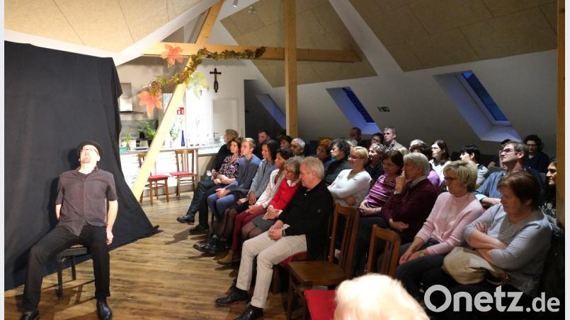 Hubert Treml in Aktion: Er taucht in Charles Dickens Weihnachtsgeschichte ein und präsentiert im Gemeindzentrum seine eigene Version. Bild: fvo