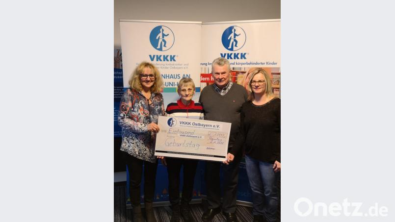 Theresia Buhne vom Verein zur Förderung krebskranker und körperbehinderter Kinder dankt Rosemarie und Ernst Schönberger sowie Petra Böhme für die Spende über 1000 Euro. Bild: exb