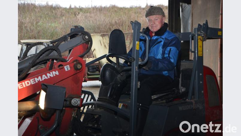 Herbert Bäumler ist trotz seiner 80 Jahre tagtäglich bei der Arbeit auf dem Hof anzutreffen. Vor allem der Hoflader ist sein wichtigstes Arbeitsgerät beim täglichen Stallgang. Bild: dob